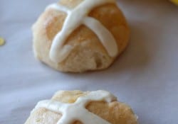 Lemon Hot Cross Buns | lemonsforlulu.com