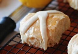 Lemon Hot Cross Buns | Lemonsforlulu.com