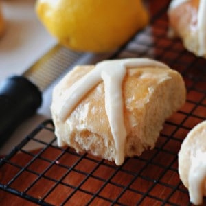 Lemon Hot Cross Buns | Lemonsforlulu.com