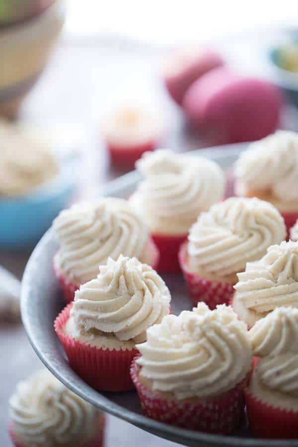 Apple pie takes cupcake shape in these easy apple pie cupcakes with their rich brown sugar buttercream! lemonsforlulu.com