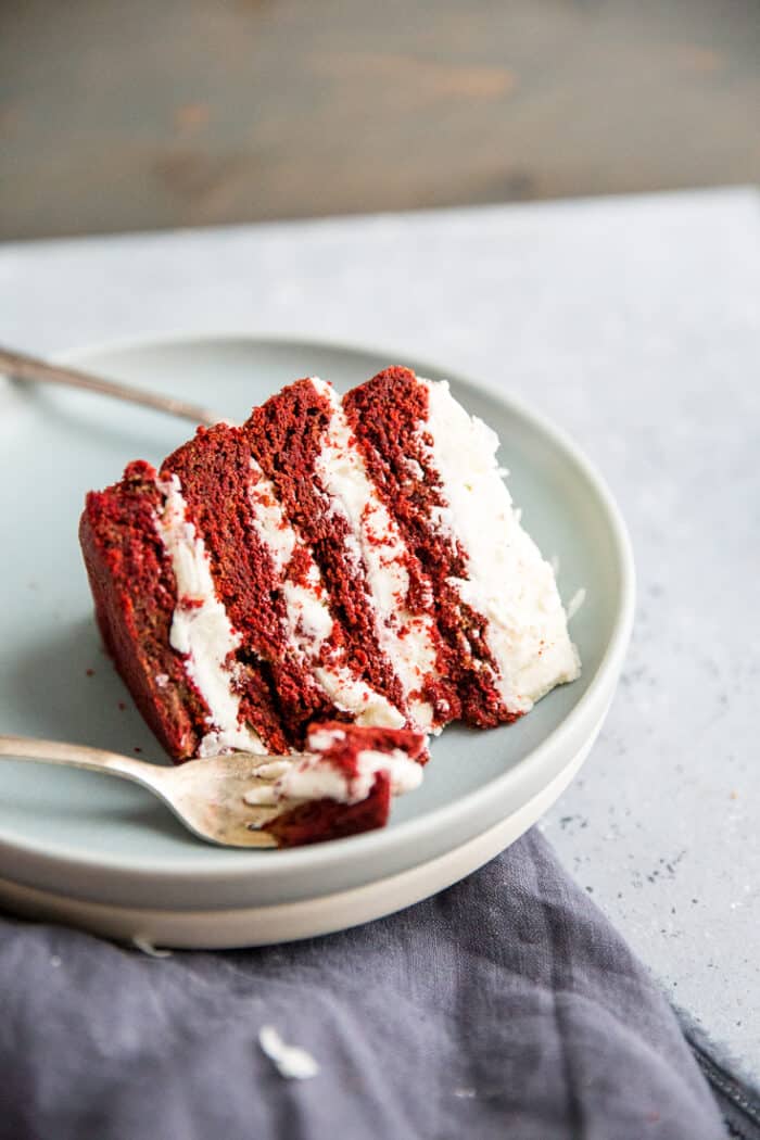 forkcake,cakefork车 red velvet cookie cake slice with fork