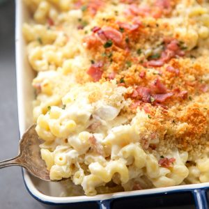 Bacon mac and cheese with spoon