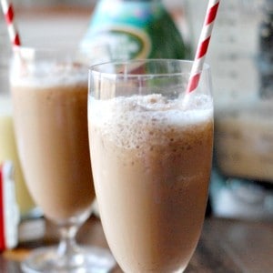 Quick and easy iced mocha latte! www.lemonsforlulu.com