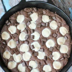 A chocolate peanut butter cookie studded with white chocolate peanut butter cups baked right in your skillet! www.lemonsforlulu.com