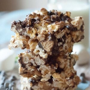 These popcorn bars are a real treat! Chocolate, marshmallows and graham cracker crumbs make them taste like a more! lemonsforlulu.com