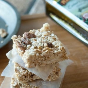 Rice Krispie Treat meets granola bar right here in this perfectly sweet treat! Olive Oil is swapped for butter here, but you would never know! www.lemonsforlulu.com #pledgeforEVOO