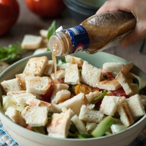 This easy panzanella salad is made from the gardens finests: zucchinis and tomatoes are the stars in this fresh salad www.lemonsoforlulu.com #KraftSaladDressing