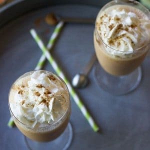 Pumpkin pie spice will wake up your morning routine! Make this easy latte smoothie any time of the day for a little pick me up! www.lemonsforlulu.com