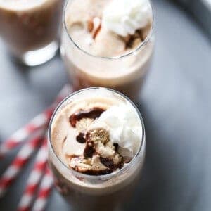 Need an afternoon pick me? This easy almond iced coffee float is all you need! Brewed coffee, unsweetened vanilla almond milk, chocolate and coffee ice cream are all that stand between you and happiness! lemonsforlulu.com #ad