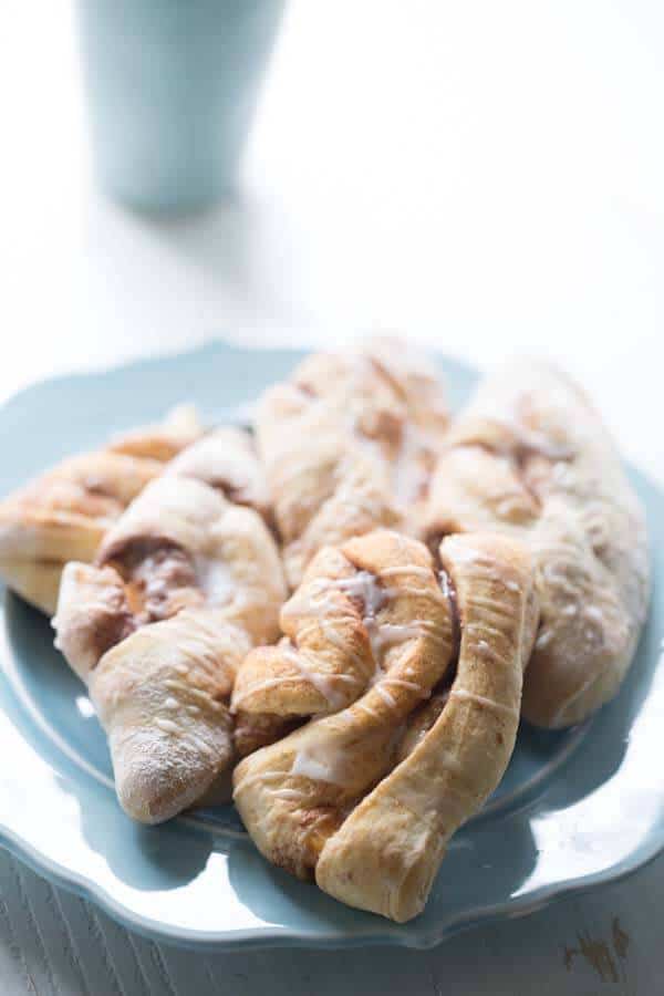 This turnover recipe features peaches tucked inside ready made cinnamon roll dough! So simple and so delicious! lemonsforlulu.com