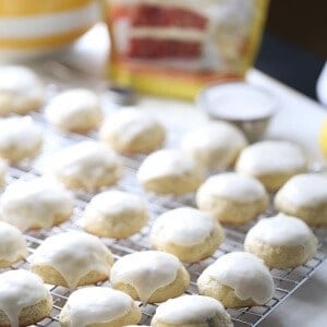 These soft sugar cookies are so luscious and tender, they melt in your mouth! They have lots of lemon and poppy seed flavor and the the citrus frosting tops them off! lemonsforlulu.com #SplendaSweeties #SweetSwaps #ad