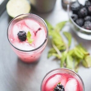 Mojitos made with plump blackberries and fresh mint leaves are simple and absolutely refreshing! lemonsforlulu.com