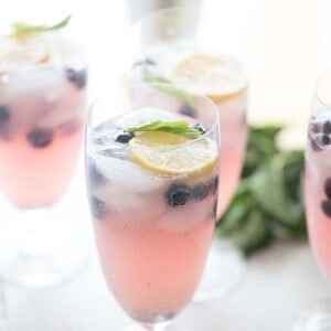 This easy vodka lemonade recipe is cool and refreshen with it's fresh sweet blueberries, cool mint and blueberry vodka. lemonsforlulu.com