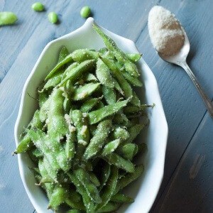 Edamame coated in olive oil, lots of garlic and Parmesan cheese! lemonsforlulu.com
