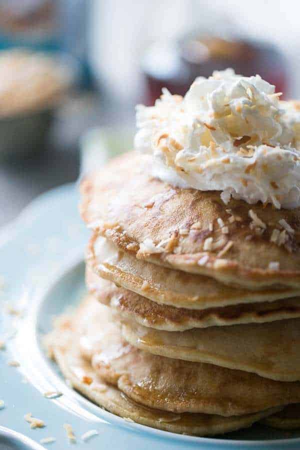 A simple toasted coconut pancake recipe with toasted coconut, coconut extract and almondmilk coconutmilk! lemonsforlulu.com