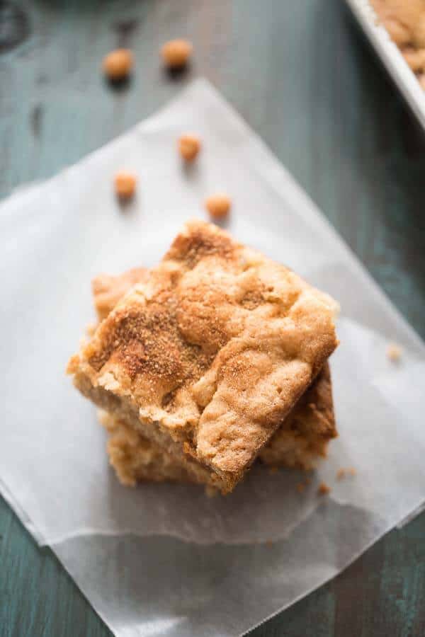 A simple caramel apple brownie recipe with tender apples, lots of cinnamon and sweet caramel bits! lemonsforlulu.com
