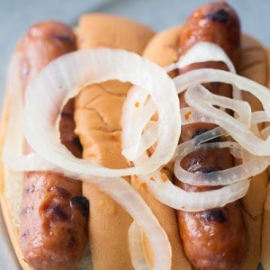These aren't your ordinary beer brats! Chicken sausages are soaked in hard apple ciders along with onions and red pepper flakes for some real piquant tailgate grub! lemonsforlulu.com