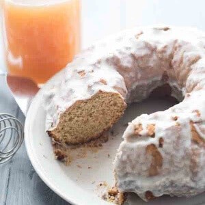 Apple cider donut takes the form of a autumn inspired coffee cake! The cider glaze is to die for! lemonsforlulu.com