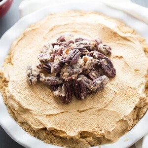 A pumpkin ice cream recipe served up as a simple ice cream pie! lemonsforlulu.com