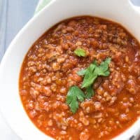 A hearty, comforting homemade chilil recipe with lots of beef and bulgur, the perfect way to warm yourself up! lemonsforlulu.com