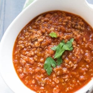 A hearty, comforting homemade chilil recipe with lots of beef and bulgur, the perfect way to warm yourself up! lemonsforlulu.com