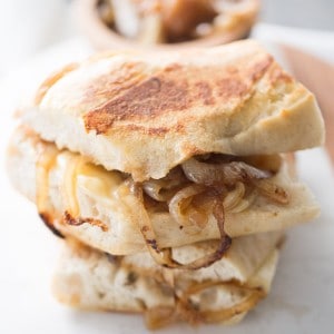 French onion grilled cheese taste like the famous soupl.. but better! lemonsforlulu.com