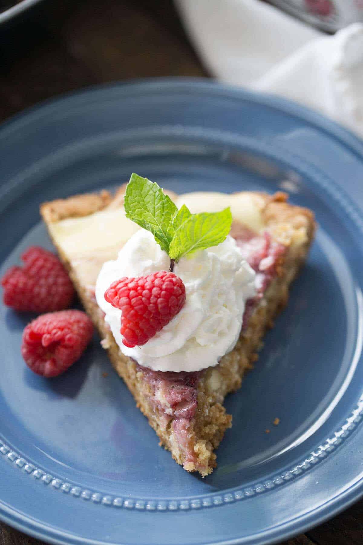 raspberry amaretto cheesecake skillet blondie