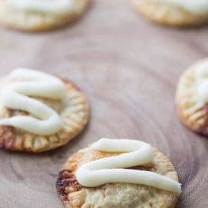 Everyone loves cinnamon rolls, but we are often short on time. This easy cinnamon rolls recipe uses quick ingredients and takes no time to prepare! All the cinnamon roll taste in a portable little package!