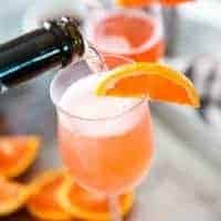 Fuzzy navel cocktail prosecco pour