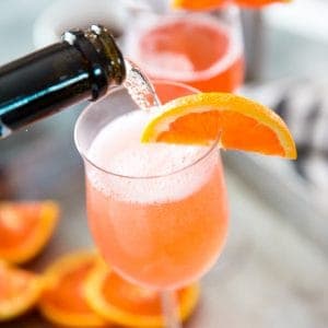 Fuzzy navel cocktail prosecco pour
