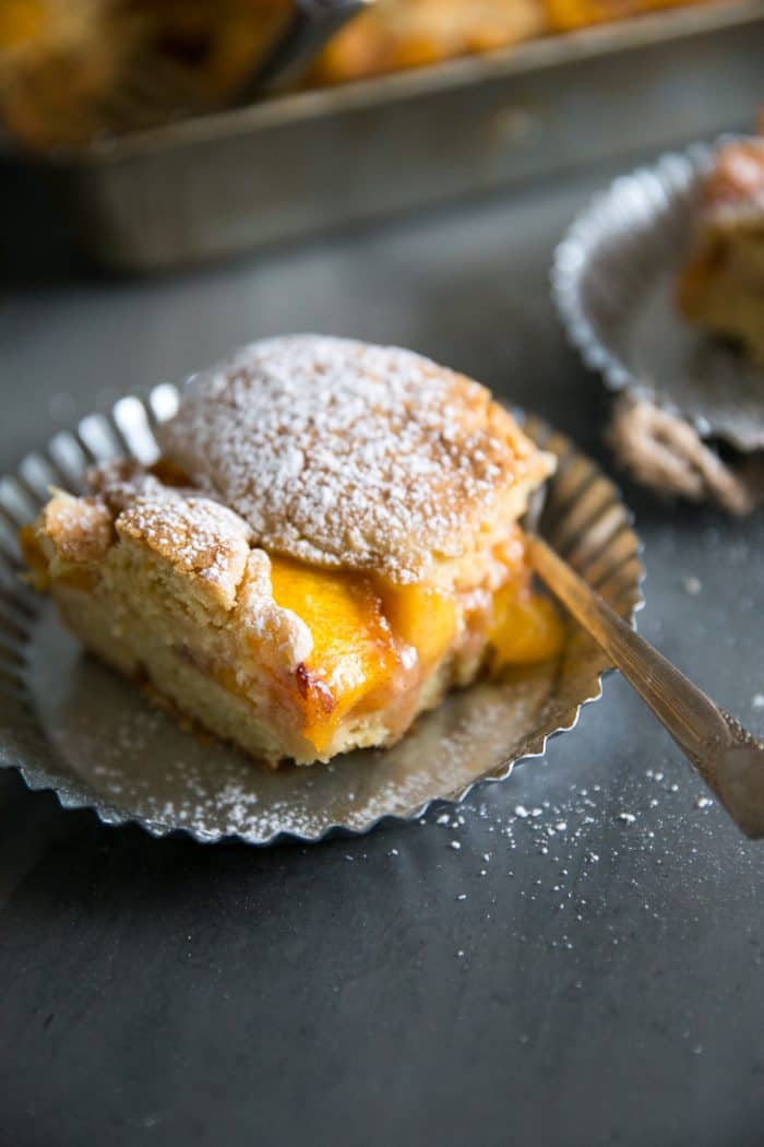 peach cobbler bars