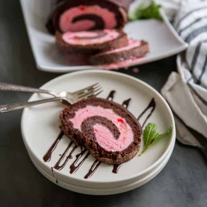 Chocolate Peppermint Ice Cream Cake Roll Lemonsforlulu Com Chocolate Peppermint Ice Cream Cake Roll Lemonsforlulu Com
