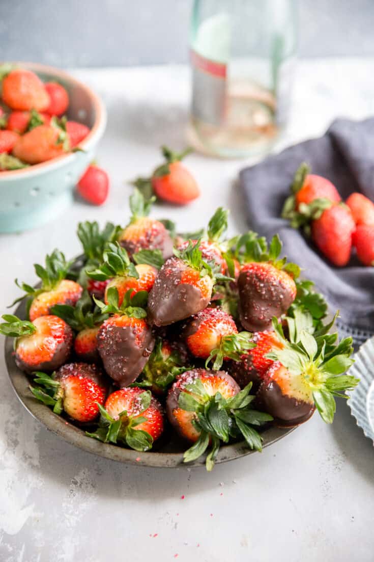 Pink Champagne Chocolate Covered Strawberries | LemonsforLulu.com