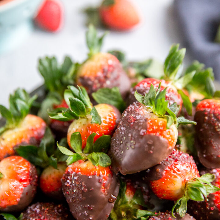 Pink Champagne Chocolate Covered Strawberries | LemonsforLulu.com