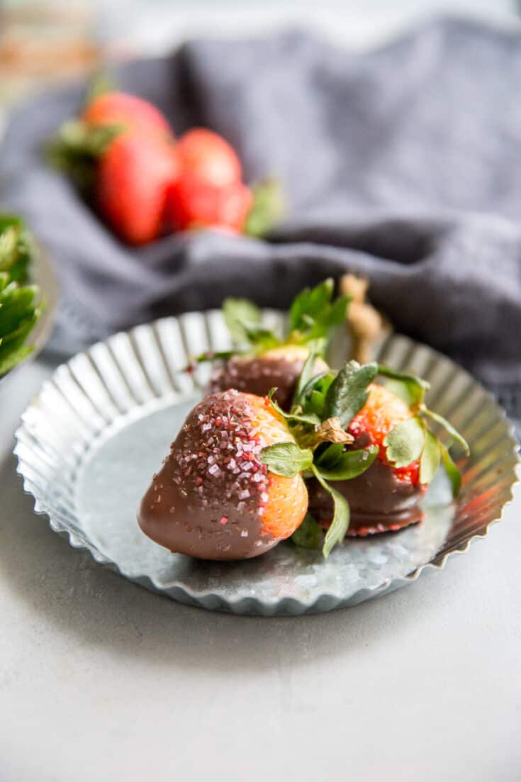 Pink Champagne Chocolate Covered Strawberries | LemonsforLulu.com